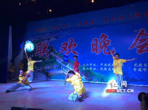 常德青少年與華裔青少年共同演繹的武術(shù)《男兒當(dāng)自強(qiáng)》
