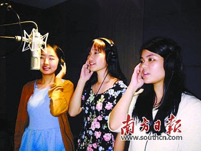 在學(xué)校演出獲得成功后,霍昱?。ㄓ乙唬┖屯橐黄饘ⅰ短依罘架啊蜂浿瞥闪顺?/