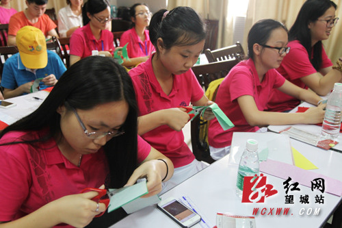 孩子們紛紛揮舞起剪刀，不一會(huì)兒，小魚(yú)兒、大公雞，一個(gè)個(gè)可愛(ài)的小動(dòng)物便活靈活現(xiàn)地呈現(xiàn)在大家面前