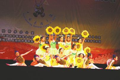 萊蕪培訓(xùn)機構(gòu)學(xué)員表演節(jié)目。(曹術(shù)明