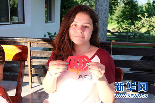 小營員高興地展示自己的剪紙作品