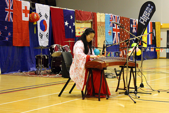 漢語(yǔ)教師志愿者溫靜彈奏古箏