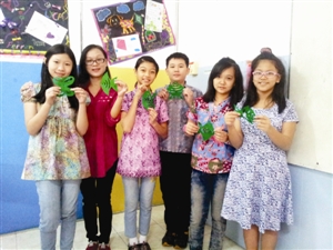 鐘冰老師(左二)和她的印尼學(xué)生們