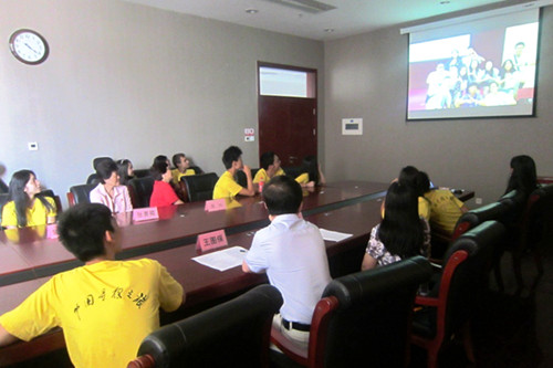 營(yíng)員觀看夏令營(yíng)的回顧短片