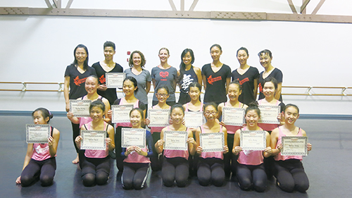 參加此次訓(xùn)練營(yíng)的學(xué)員們獲頒結(jié)業(yè)證書。(美國(guó)《僑報(bào)》)