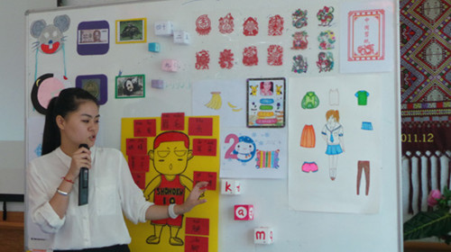 參賽選手介紹教具用法