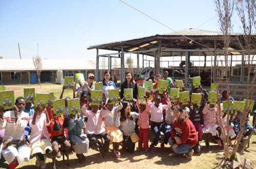 孩子們開心地拿到了“第一本”中文書