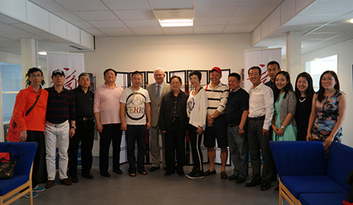 代表團成員與孔院人員合影