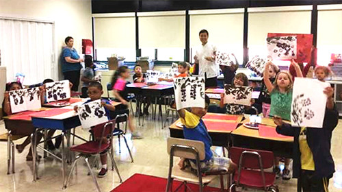 學(xué)生們用毛筆畫(huà)葡萄