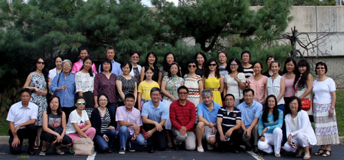 參加2015--2016年度秋季教師教學研討會的老師們和學校工作人員。