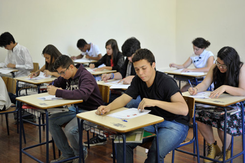 專注答題的選手們