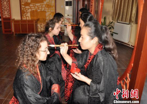 圖為中國教師為外國學(xué)子“朱砂啟智”。李洋