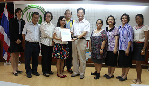 王瑋向李美嬋頒發(fā)HSK3級(jí)證書