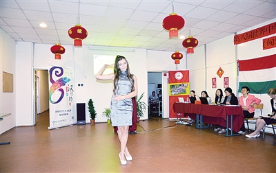 預賽中參賽選手正在表演才藝。劉鍵