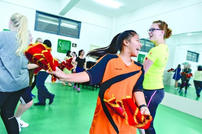 常青一中舞蹈室內(nèi),國際交流生們學(xué)民族舞“甩手帕”。胡冬冬