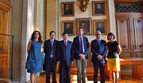 羅平參贊與孔院中外方院長等嘉賓合影