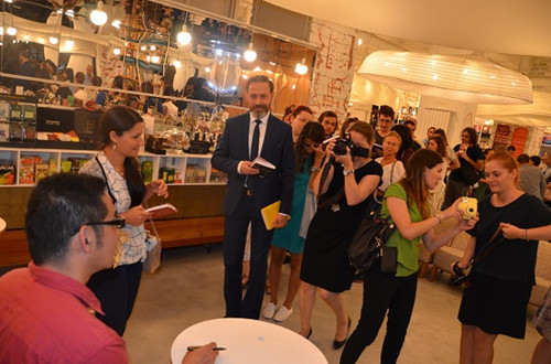 研討會后羅馬尼亞讀者朋友排隊等候蘇童作者簽名