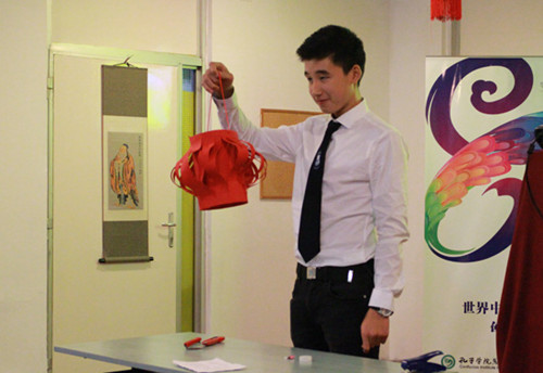 選手湯馬丁現(xiàn)場制作紅燈籠