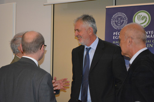 佩奇市市長(中)參加講座