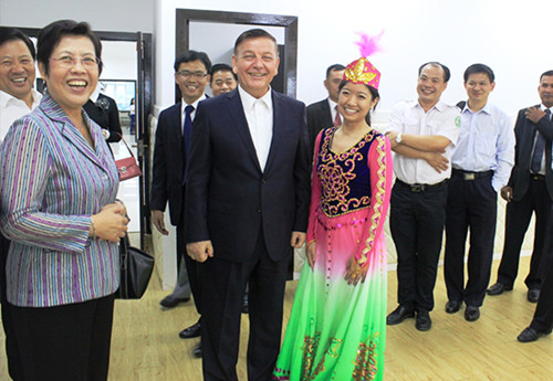 艾力更·依明巴海與新疆漢語教師志愿者方茜合影