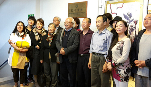 訪問團(tuán)與孔院人員合影