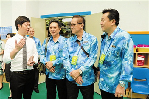 行知小學(xué)老師向客人介紹毽球運(yùn)動(dòng)。