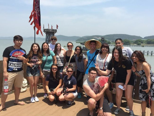 羅大孔院“當(dāng)代中國(guó)”夏令營(yíng),15名美國(guó)大學(xué)生搭船感受江南水鄉(xiāng)的風(fēng)情。(羅大孔院提供)