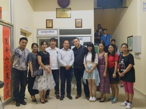 大樂(lè)園教師團(tuán)與孔子學(xué)院中方院長(zhǎng)合影留念