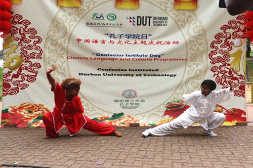 德班孔院學生表演武術(shù)