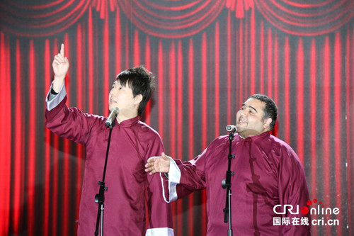 西田聰表演相聲。