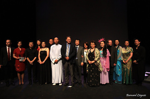 中外方院長(zhǎng)上臺(tái)感謝演員和觀眾。(圖片來(lái)源:《歐洲時(shí)報(bào)》)