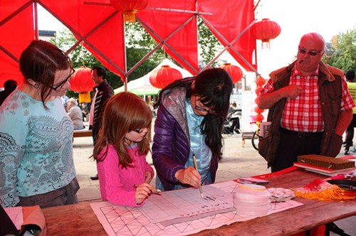 跟孔院老師學(xué)寫漢字