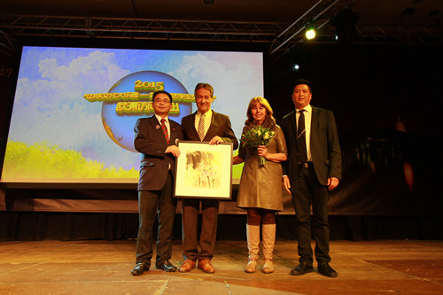 當(dāng)?shù)貎S團(tuán)向波恩市市長及夫人贈送紀(jì)念品