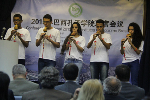 雙語(yǔ)學(xué)校的學(xué)生表演葫蘆絲