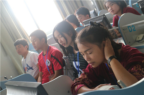 學(xué)生們?cè)谥x惠迎老師的指導(dǎo)下閉目體會(huì)歌曲中的深意