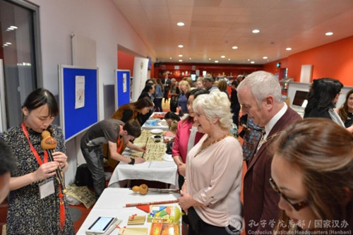 妮基市長夫婦觀看志愿者演奏葫蘆絲