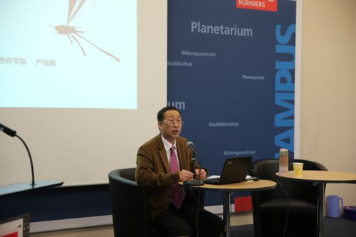 溫州大學(xué)國際合作學(xué)院嚴(yán)曉鵬院長授課