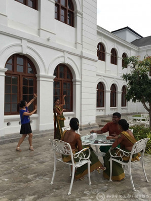 教師對學(xué)生進(jìn)行才藝輔導(dǎo)