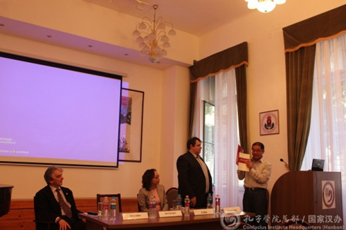 北京外國(guó)語(yǔ)大學(xué)中文學(xué)院院長(zhǎng)魏崇新教授在首屆“漢語(yǔ)與中國(guó)文學(xué)文化國(guó)際論壇”開(kāi)幕式上致辭