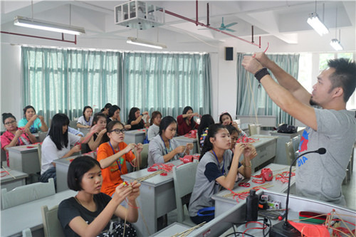 王研老師在為大家做示范