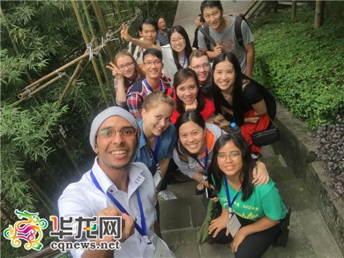 何慧妲和外國(guó)朋友一起游渝中寫作文