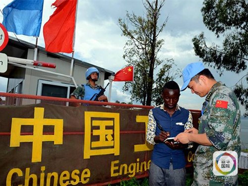 在維和營學漢語的剛果(金)少年阿寶。