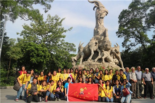 營(yíng)員們?cè)谖逖虻袼芮昂嫌傲裟?/