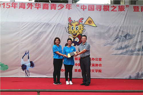 莫海斌副院長(zhǎng)為營(yíng)員頒發(fā)學(xué)習(xí)證明書