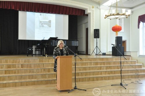 道加瓦皮爾斯市市長(zhǎng)拉齊普列西斯講話