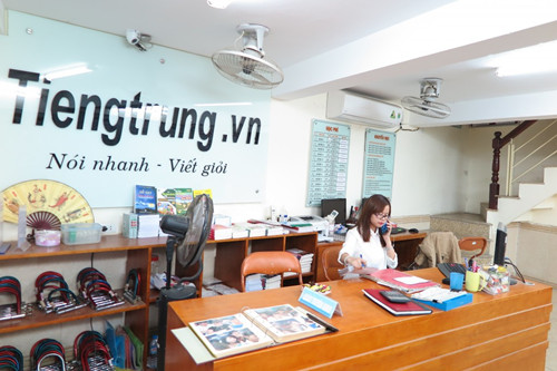 漢語(yǔ)中心的前臺(tái)小姐正在受理業(yè)務(wù)。攝影:中國(guó)日?qǐng)?bào)駐河內(nèi)記者