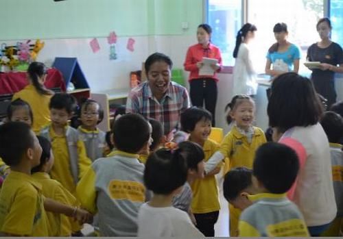 校長(zhǎng)Mrs.Villanueva與幼兒小朋友互動(dòng)