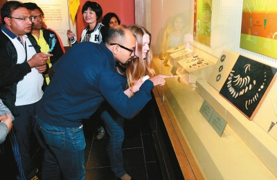 洋學(xué)生在半坡歷史博物館參觀。記者竇翊明