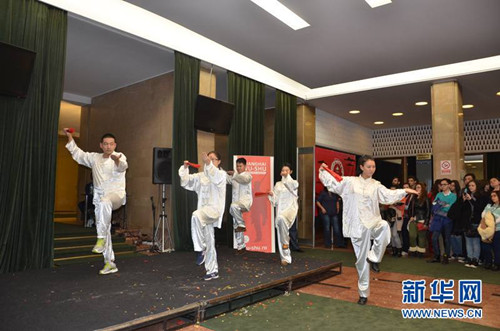 布加勒斯特孔子學院老師表演太極扇。