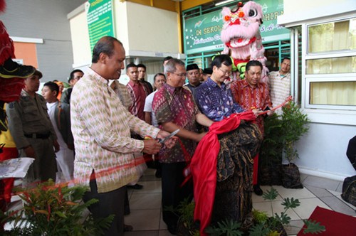 來賓為孔子課堂剪彩